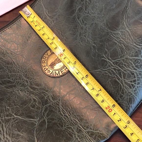 💚 Perry Ellis Vintage leather, goldtone logo medallion crossbody bag - Picture 11 of 12